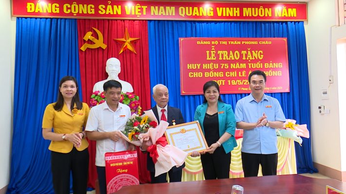 Đồng chí Bí thư Huyện ủy Phù Ninh Trao Huy hiệu 70, 75 năm tuổi Đảng, đợt 19/5 tại Đảng bộ thị trấn Phong Châu, xã An Đạo và xã Bình Phú