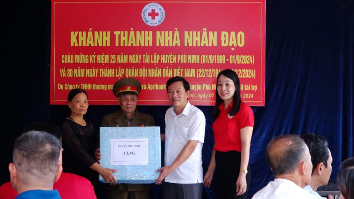 Khánh thành và bàn giao nhà nhân đạo tại xã Phù Ninh