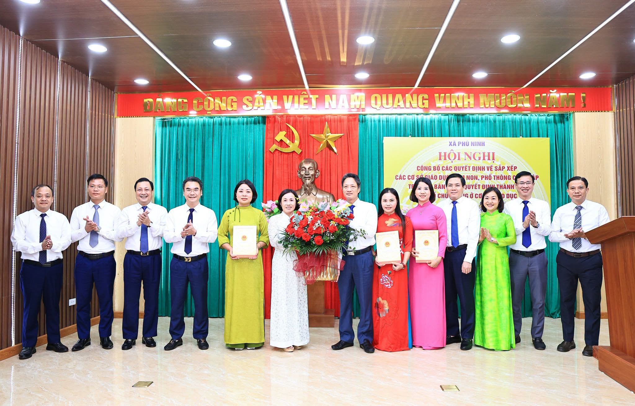 XÃ PHÙ NINH CÔNG BỐ CÁC QUYẾT ĐỊNH SẮP XẾP CÁC CƠ SỞ GIÁO DỤC MẦM NON, PHỔ THÔNG CÔNG LẬP, THÀNH LẬP ĐẢNG BỘ CÁC TRƯỜNG HỌC VÀ BỔ NHIỆM LÃNH ĐẠO QUẢN LÝ.