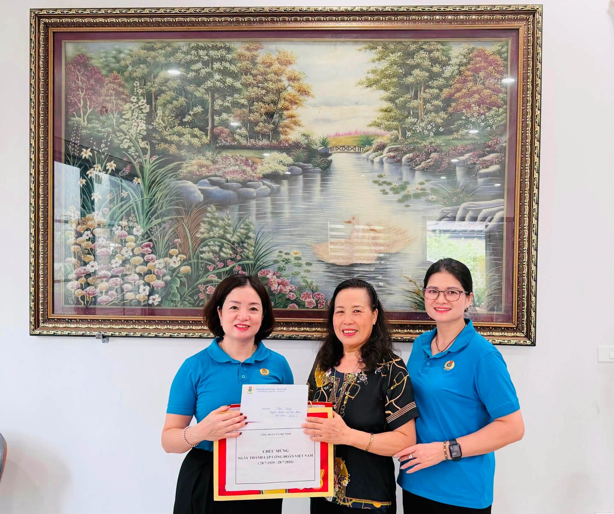 Công đoàn xã Phù Ninh thăm hỏi, tặng quà cán bộ công đoàn hưu trí nhân kỷ niệm 97 năm ngày thành lập Công đoàn Việt Nam (28/7/1929 – 28/7/2026