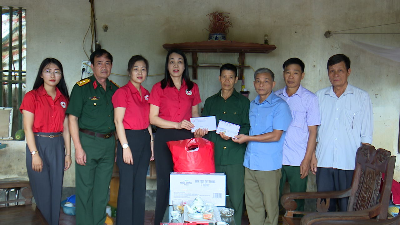 Phù Ninh: Tặng quà cho các gia đình bị tai nạn giao thông