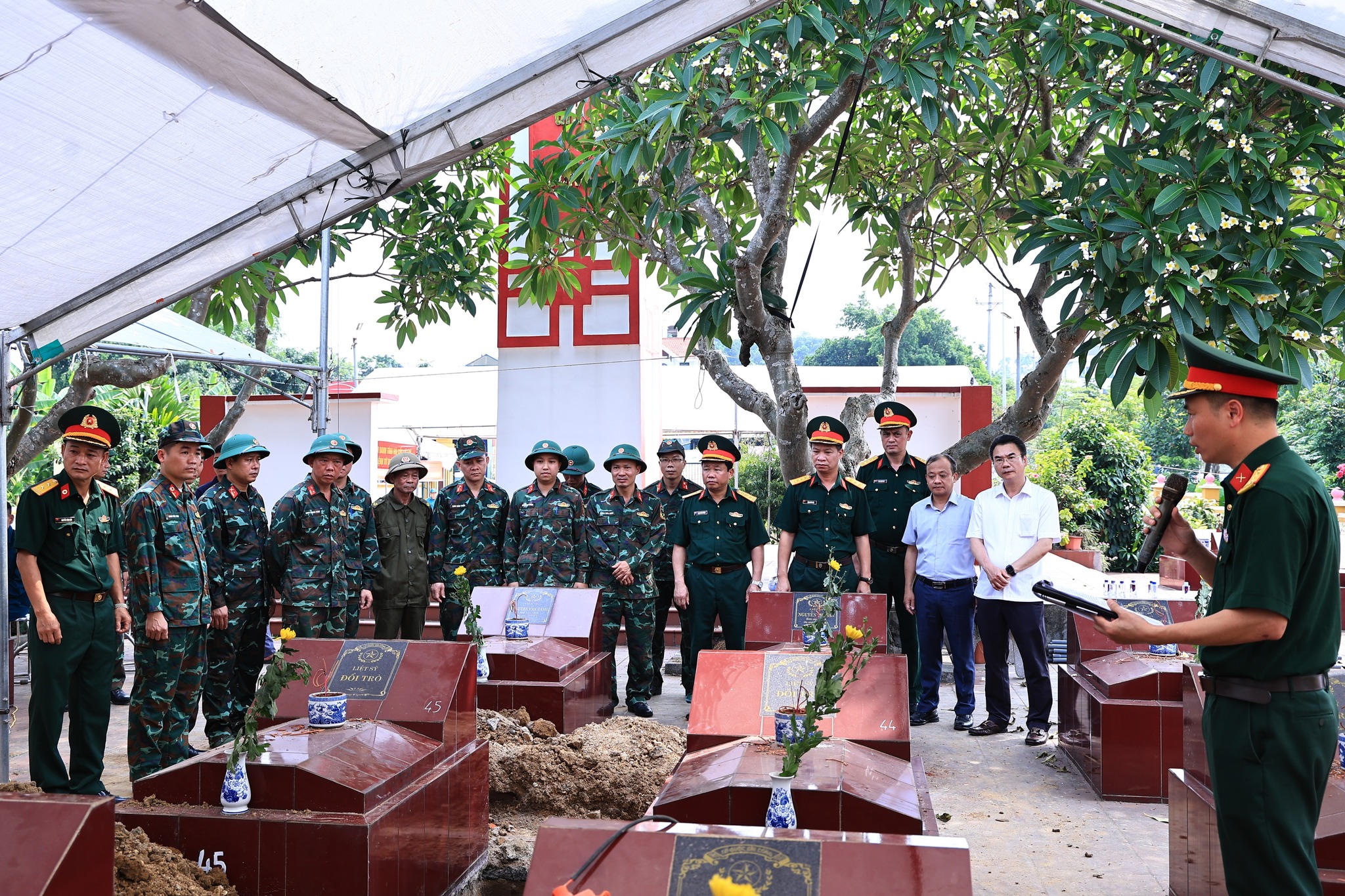 Thực hành lấy mẫu hài cốt Liệt sỹ tại Nghĩa trang liệt sỹ xã Phù Ninh