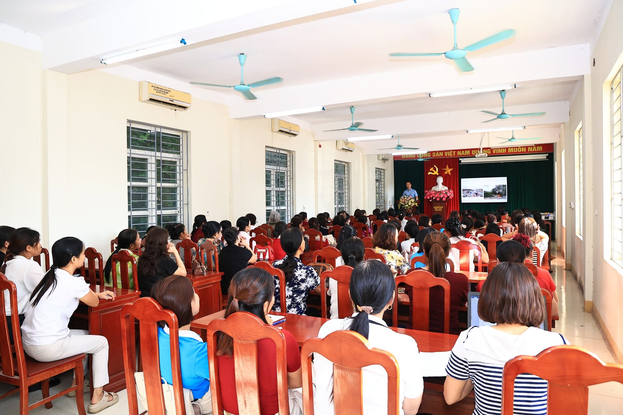 Hội Liên Hiệp Phụ Nữ xã Phù Ninh tổ chức Truyền thông tác hại của rác thải, phân loại, xử lý và tái chế rác tại hộ gia đình