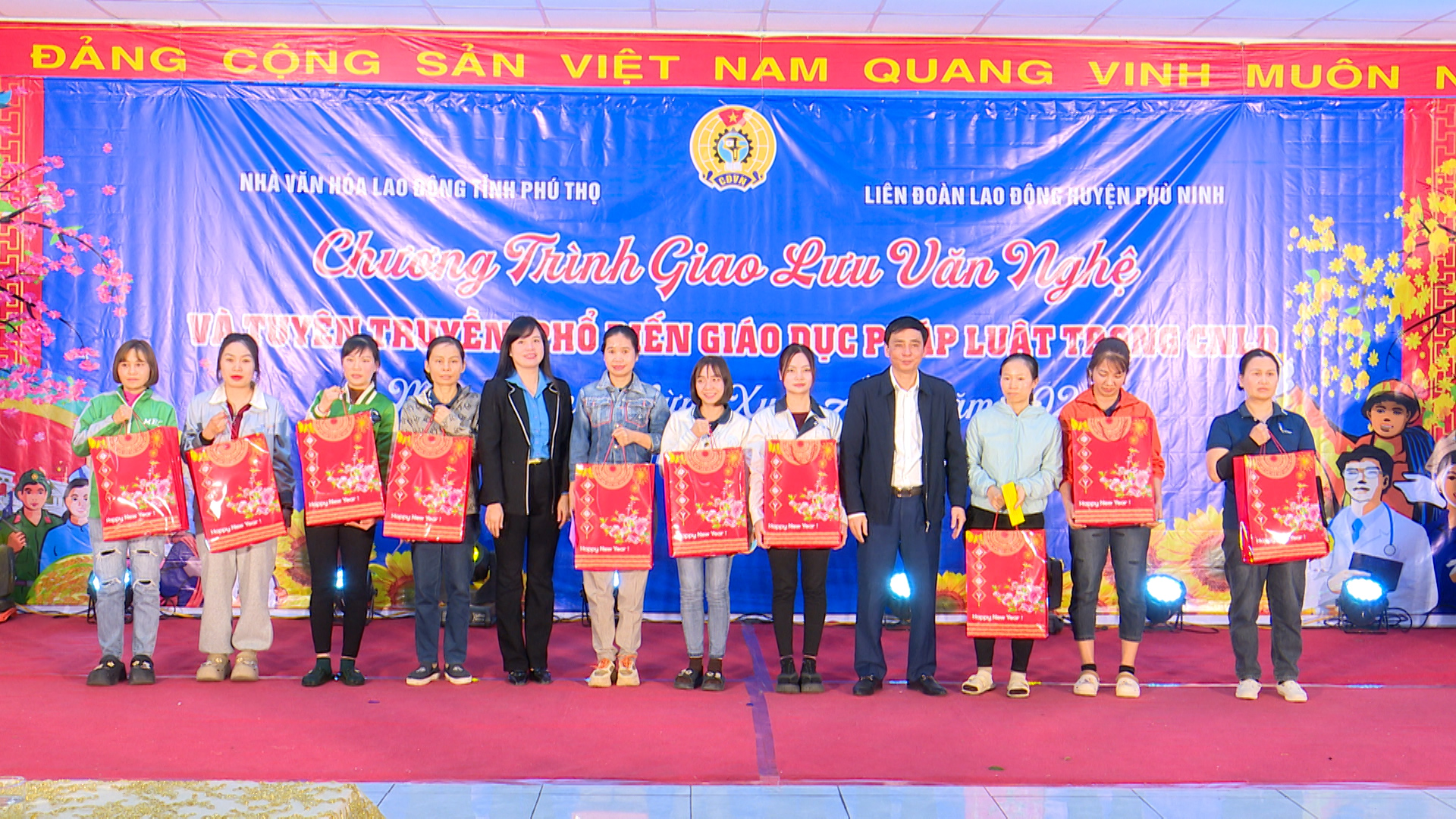 LĐLĐ huyện Phù Ninh tổ chức Chương trình “Tết sum vầy – Xuân gắn kết” và tuyên truyền phổ biến giáo dục pháp luật giao lưu văn hóa, văn nghệ mừng Đảng mừng Xuân Ất Tỵ năm 2025