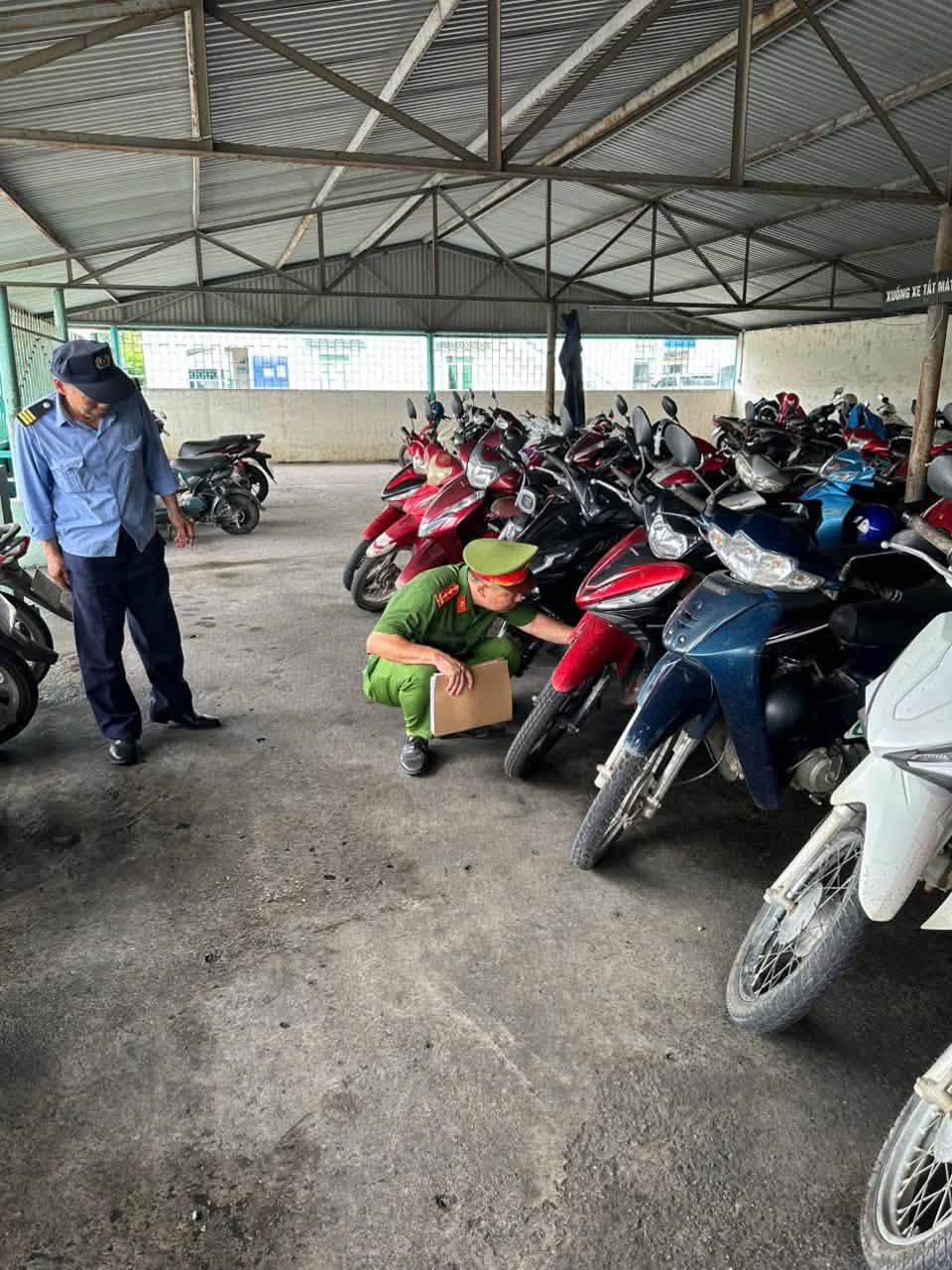 CÔNG AN XÃ PHÙ NINH: TỔNG RÀ SOÁT XE MÁY CÔNG NHÂN TẠI CÁC KHU CÔNG NGHIỆP VÀ XE KINH DOANH VẬN TẢI