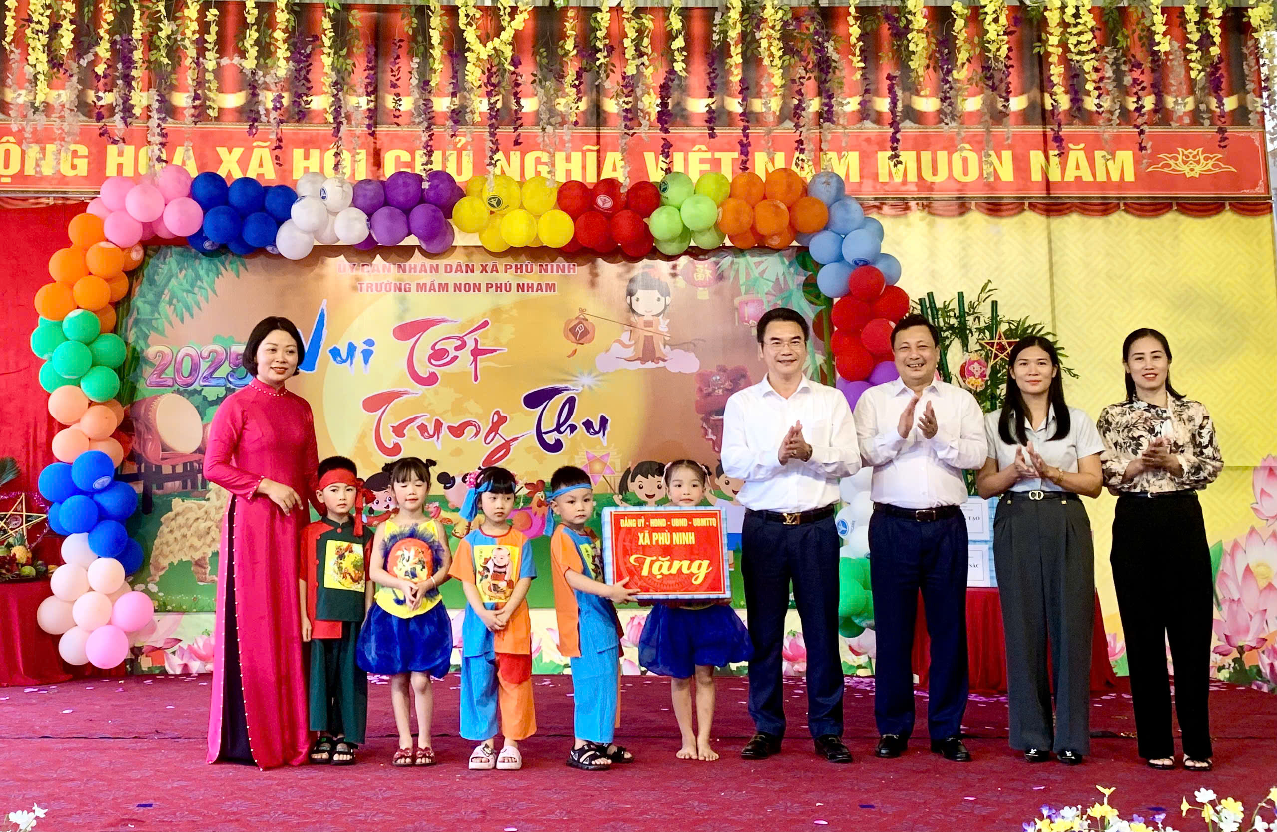 CÁC ĐỒNG CHÍ LÃNH ĐẠO XÃ PHÙ NINH DỰ, TẶNG QUÀ VUI TẾT TRUNG THU TẠI CÁC TRƯỜNG MẦM NON TRÊN ĐỊA BÀN