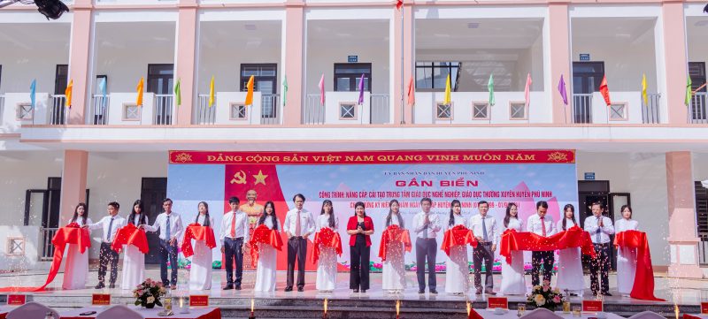 Huyện Phù Ninh tổ chức gắn biển công trình chào mừng kỷ niệm 25 năm tái lập huyện ( 01/9/1999 – 01/9/2024)