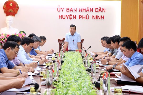 Hội nghị đồng chí Phó Chủ Tịch UBND huyện chủ trì nghe Phòng tài nguyên và môi trường báo cáo