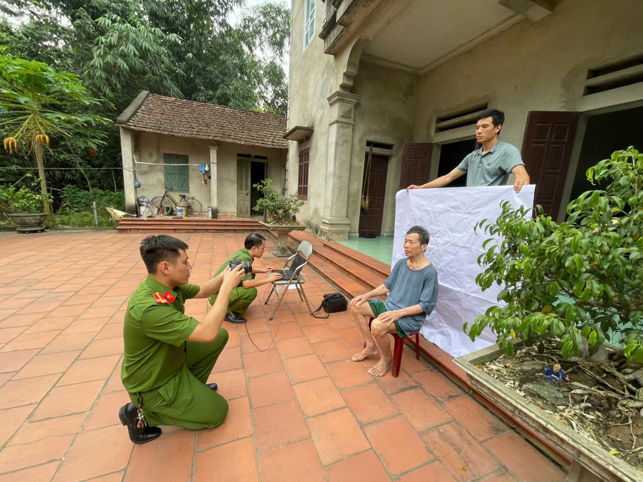 Cán bộ xã Phù Ninh đến tận nhà cấp đổi thẻ đảng cho Đảng viên cao tuổi