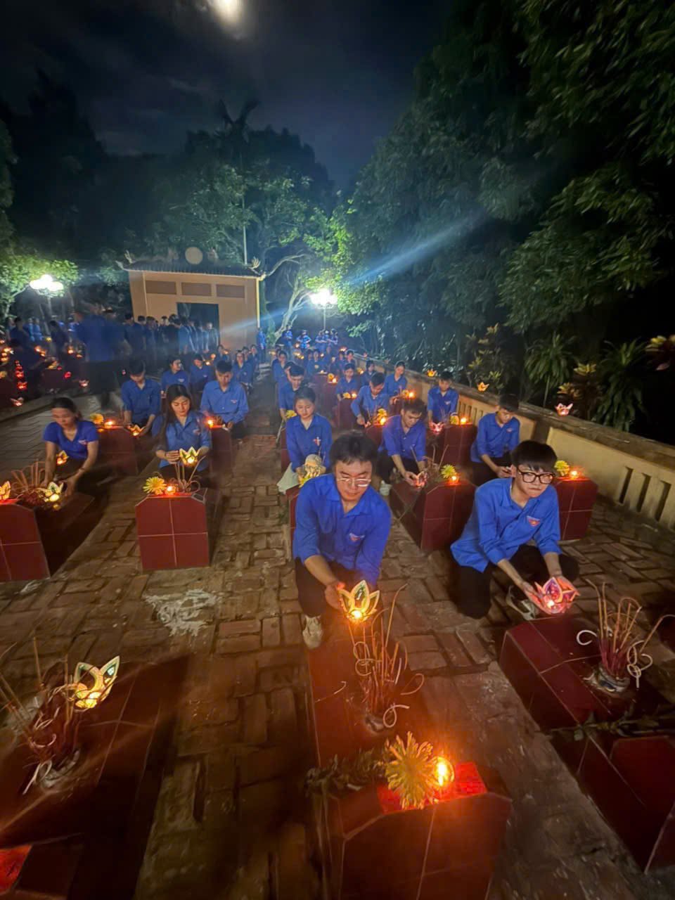 TUỔI TRẺ PHÙ NINH THẮP NẾN TRI ÂN CÁC ANH HÙNG LIỆT SĨ TẠI 04 NGHĨA TRANG LIỆT SĨ TRÊN ĐỊA BÀN XÃ