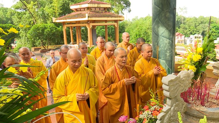 Ban trị sự Giáo hội Phật giáo tỉnh Phú Thọ viếng đài tưởng niệm huyện Phù Ninh và nghĩa trang liệt sỹ xã Phù Ninh