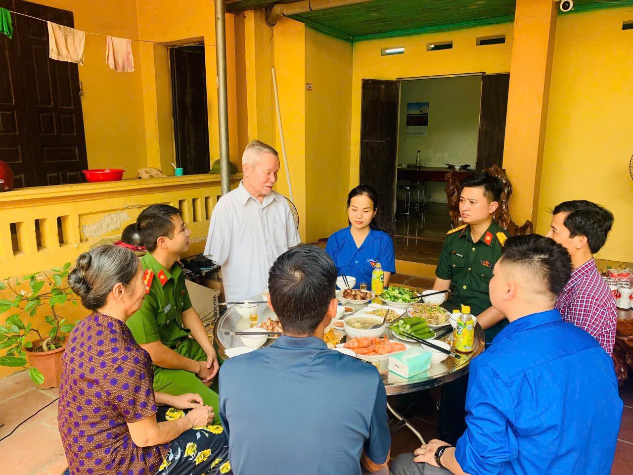 ẤM ÁP “BỮA CƠM TRI ÂN” – GẮN KẾT THẾ HỆ, LƯU GIỮ KÝ ỨC LỊCH SỬ