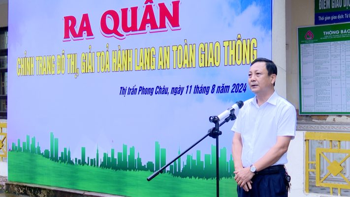 Thị trấn Phong Châu ra quân chỉnh trang đô thị, giải tỏa hành lang an toàn giao thông.