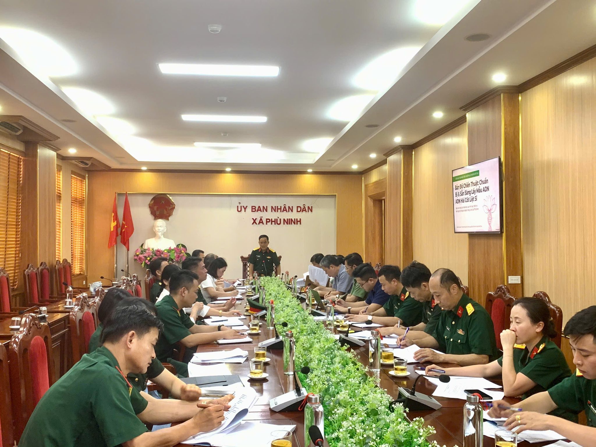 ĐOÀN CÔNG TÁC CỦA BỘ CHỈ HUY QUÂN SỰ TỈNH TRIỂN KHAI NHIỆM VỤ CÔNG TÁC TỔ CHỨC LẤY MẪU HÀI CỐT LIỆT SĨ ĐỐI VỚI CÁC MỘ CHƯA XÁC ĐỊNH ĐƯỢC THÔNG TIN ĐỂ GIÁM ĐỊNH ADN TẠI XÃ PHÙ NINH