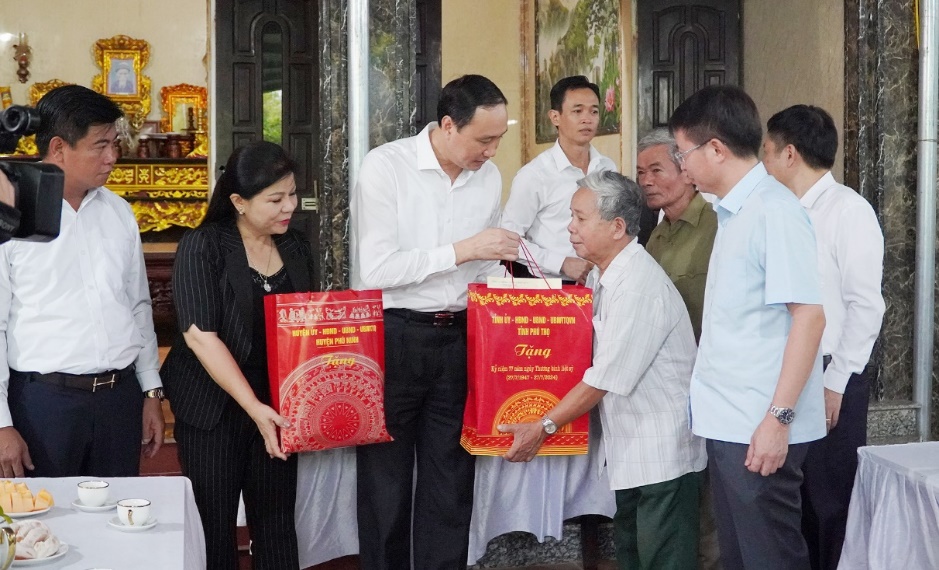 Lãnh đạo tỉnh thăm, tặng quà gia đình chính sách, người có công nhân kỷ niệm 77 năm Ngày Thương binh - Liệt sĩ