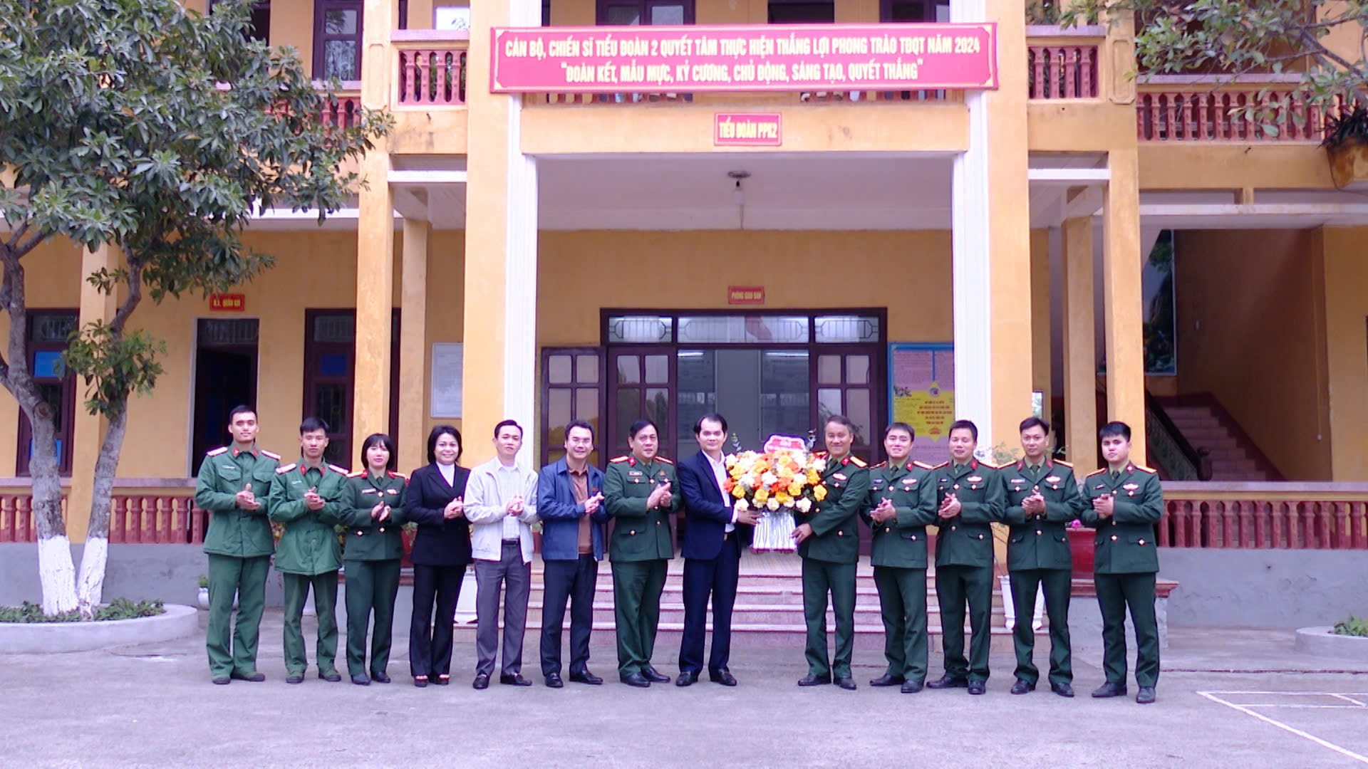 Đồng chí Phó bí thư Thường trực Huyện ủy thăm, tặng quà mẹ VNAH, Tiểu đoàn 2, Lữ đoàn 297, Quân khu II nhân kỷ niệm 80 năm thành lập QĐND Việt Nam