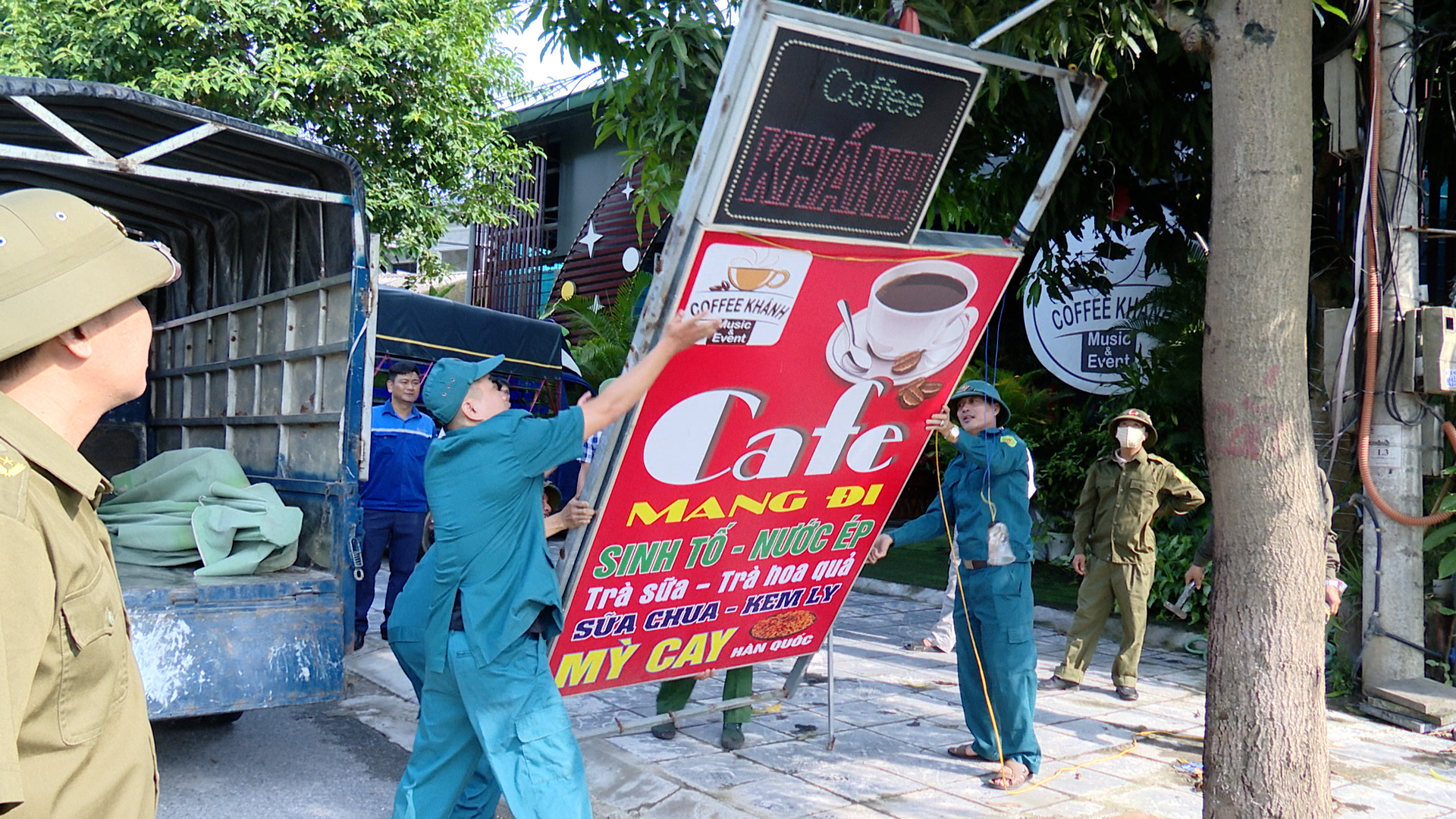 Xã Phù Ninh ra quân xử lý, giải tỏa vi phạm hành lang ATGT