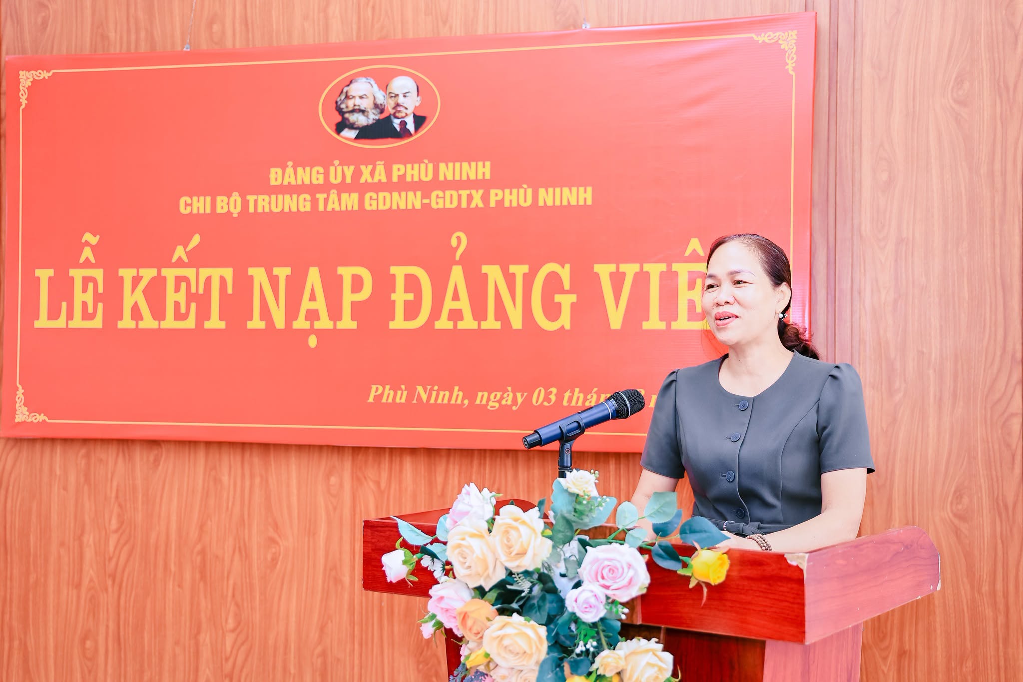 CHI BỘ TRƯỜNG THPT PHÙ NINH TỔ CHỨC KẾT NẠP ĐẢNG VIÊN MỚI NĂM 2026