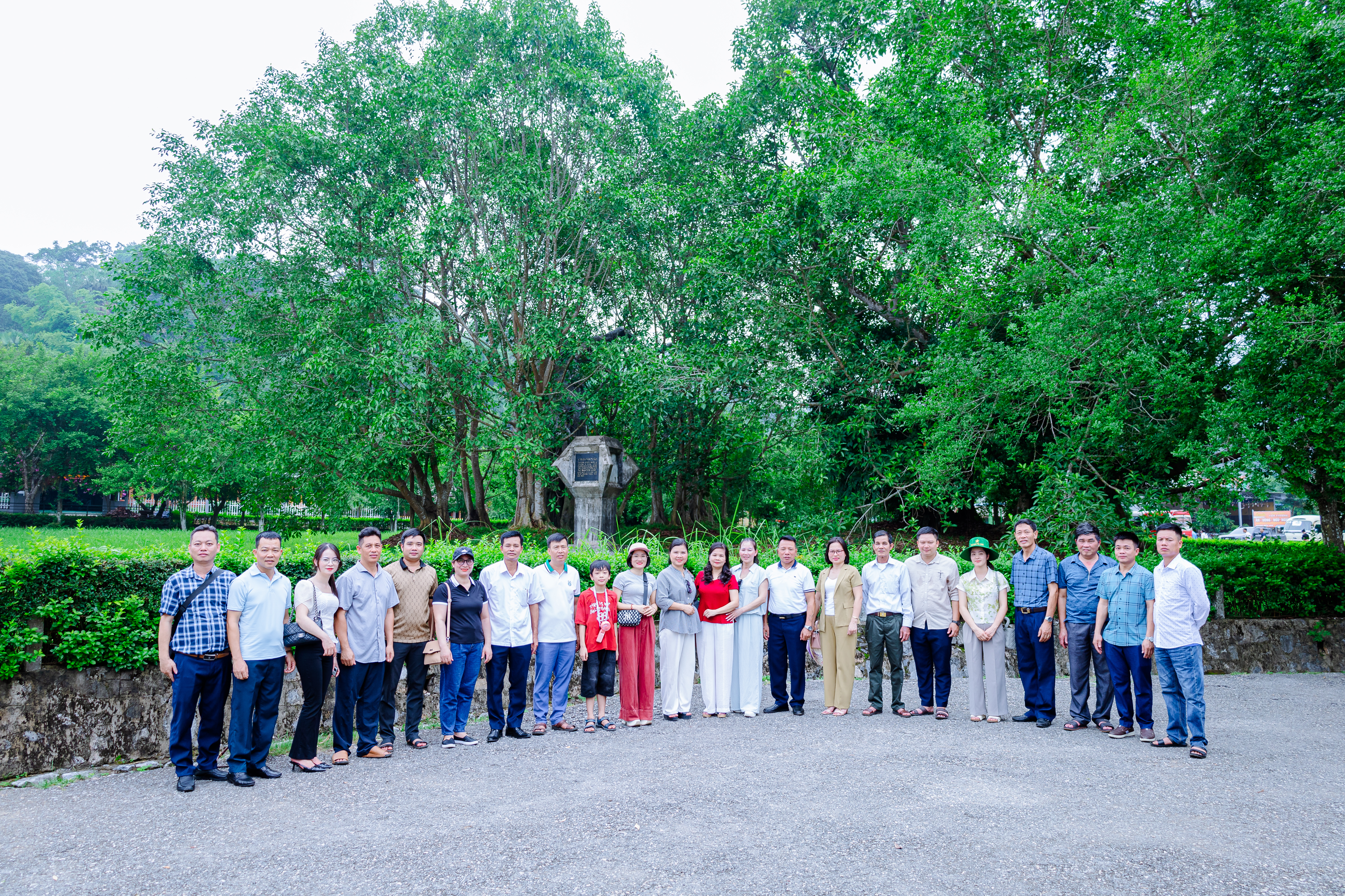 Trung tâm Văn hóa - Thể thao - Du lịch và Truyền thông huyện, đài truyền thanh các xã, thị trấn thuộc huyện Phù Ninh thăm và dâng hương khu Di tích lịch sử Quốc gia đặc biệt Tân Trào, Tuyên Quang