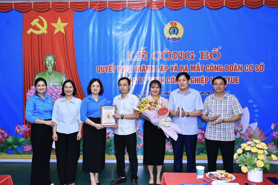 CÔNG ĐOÀN XÃ PHÙ NINH TỔ CHỨC LỄ CÔNG BỐ QUYẾT ĐỊNH THÀNH LẬP VÀ RA MẮT CÔNG ĐOÀN CƠ SỞ CÔNG TY TNHH CÔNG NGHIỆP LANGYUE