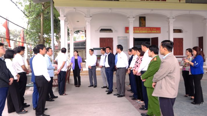 Đoàn Công tác Huyện uỷ Phù Ninh làm việc với Đảng bộ thị trấn Phong Châu về tiến độ xây dựng thị trấn đạt chuẩn đô thị văn minh