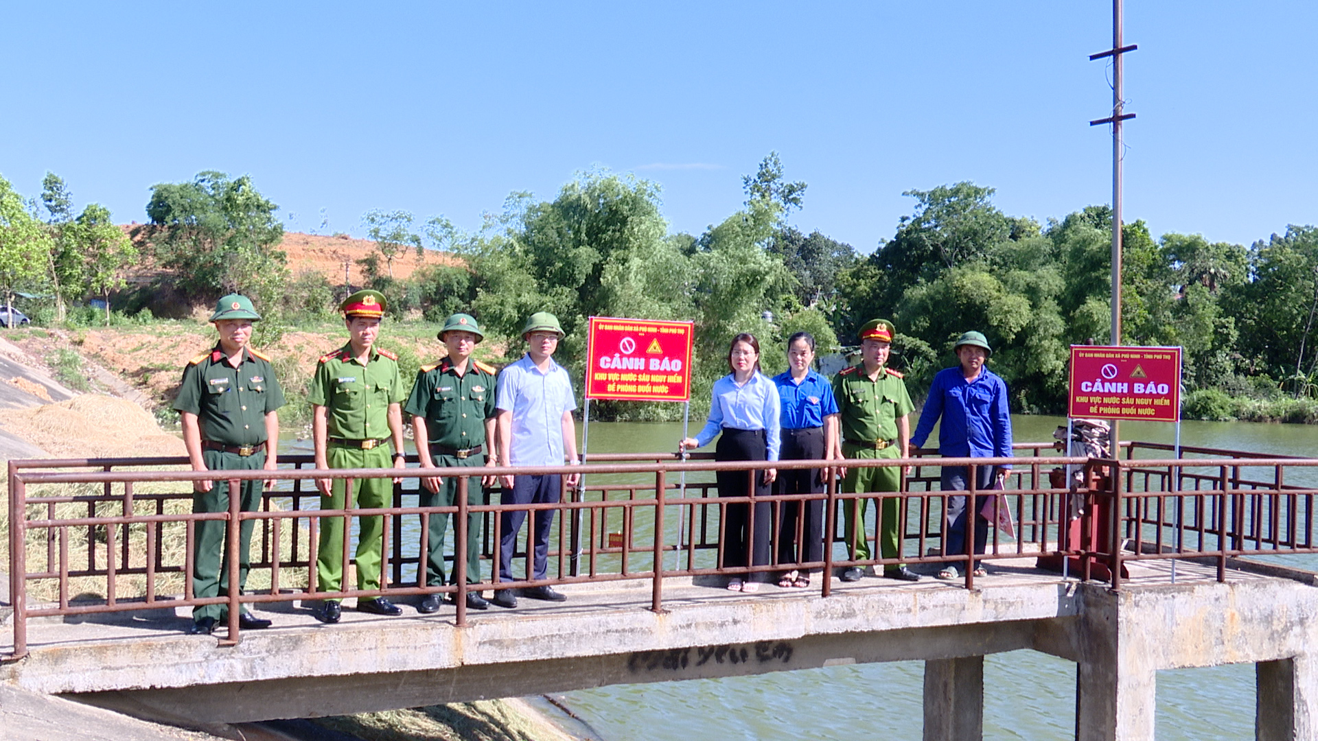 Phù Ninh tổ chức ra quân cắm biển cảnh báo phòng, chống đuối nước tại các ao, hồ, sông và những khu vực nước sâu nguy hiểm trên địa bàn xã.